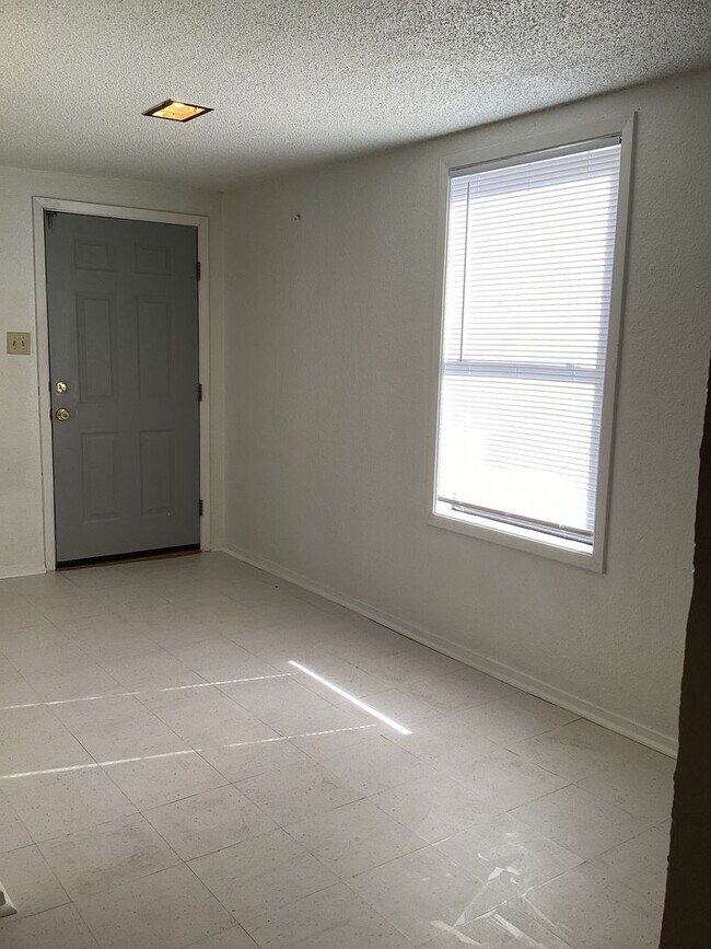 Building Photo - Spacious Vintage 3 Bed 1 Bath!