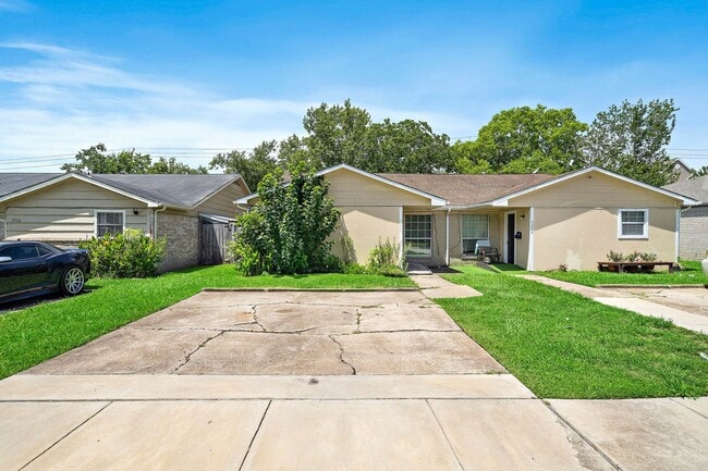 Building Photo - Duplex