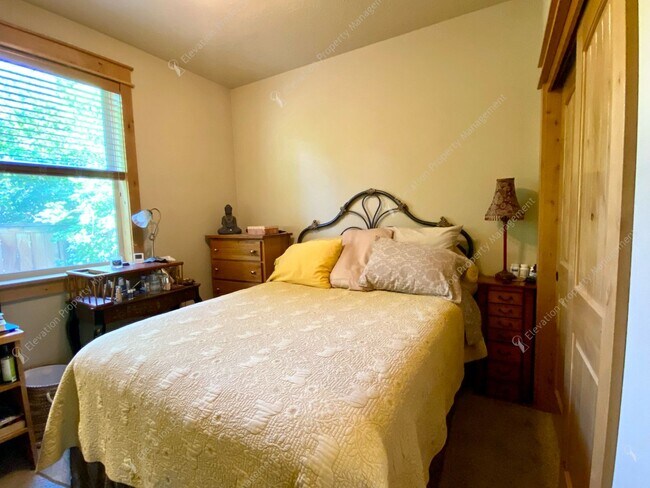 Building Photo - *Coming Soon* Charming Old Bend Rental | 3...