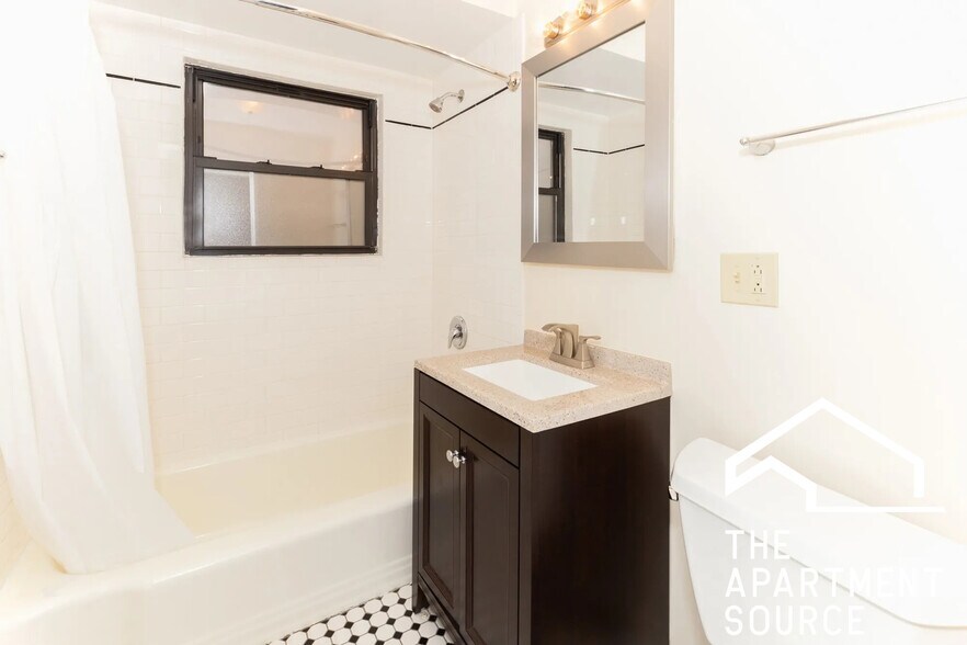 Building Photo - 1644 W Sherwin Ave