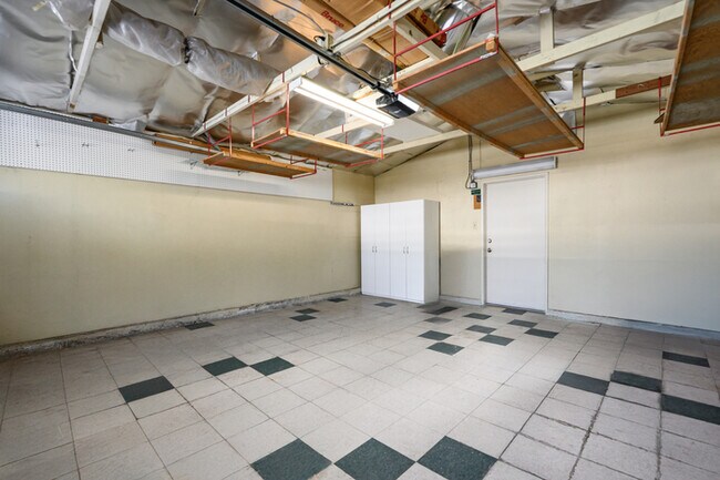 Building Photo - 1342 Skyline Dr