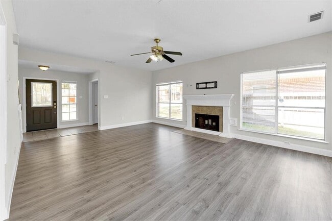 Building Photo - 15614 Lago Villa Dr