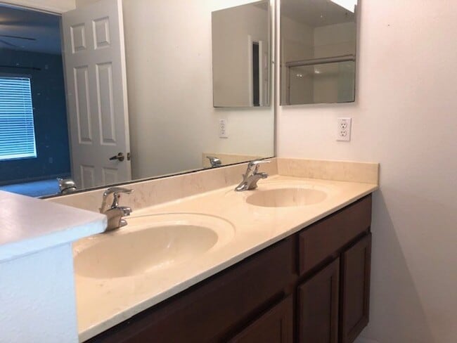 Building Photo - MOVE IN MARCH! Charming 2 Beds 2.5 Bath Townhome! 2 MASTER SUITES! Attached one car garage!! Extr...