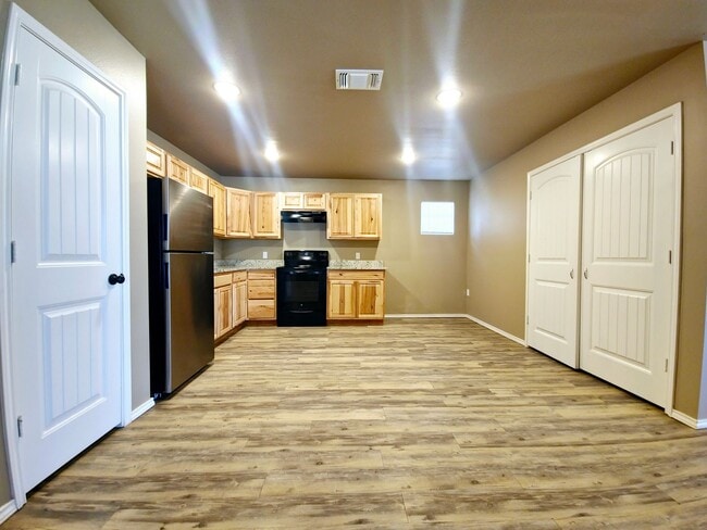 Building Photo - PRE-LEASE SPECIAL: Cozy 3 Bedroom Home