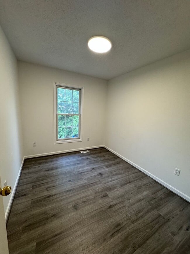 Building Photo - 3 Bedroom 2.5 Bath Townhouse with Full Unf...