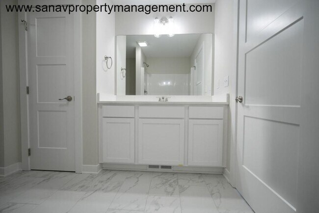 Building Photo - Family-Friendly Ranch Home with 3 Car Gara...