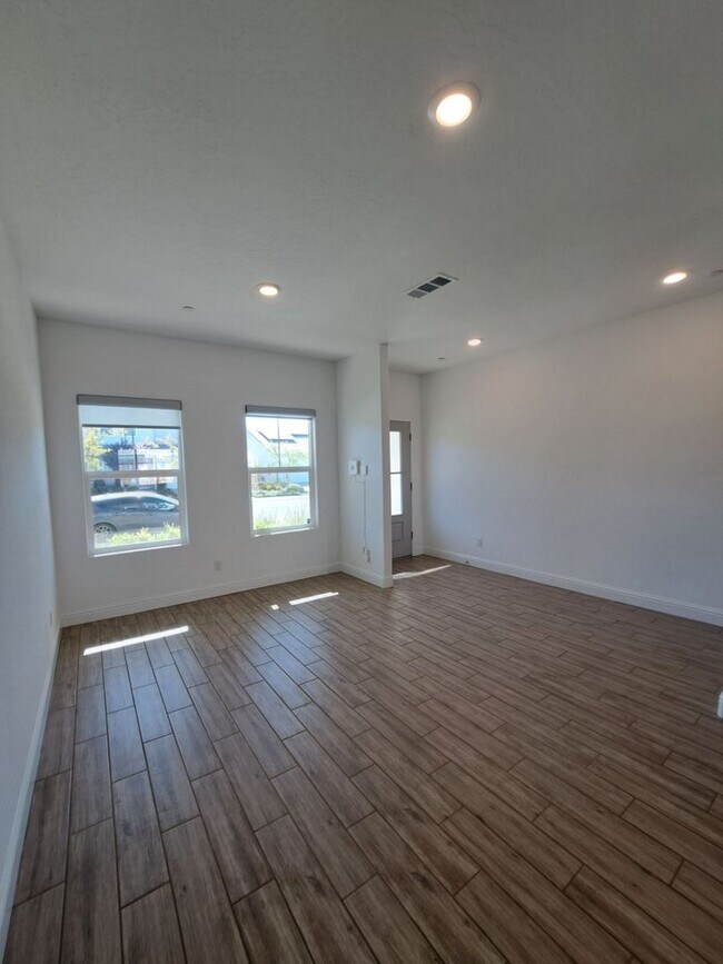 Building Photo - 911 Blue Oak Lane W