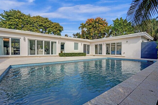 Building Photo - 2514 Yacht Club Blvd