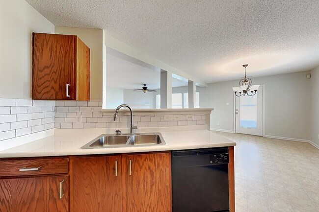 Building Photo - 7030 Maple Park Ln