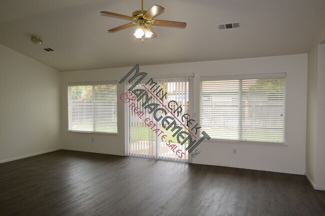 Building Photo - 3 Bedroom 2 Bathroom Home in SW Visalia! Close to Shopping and Restaurants!