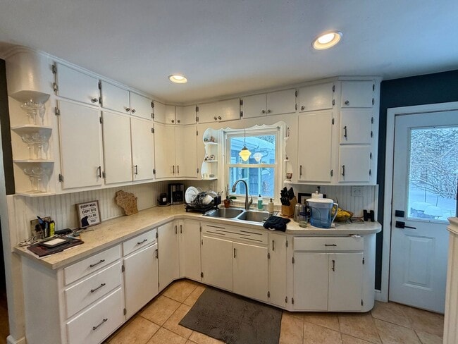 Building Photo - 3 Bed 1.5 Bath Single Family Home in Scholfield