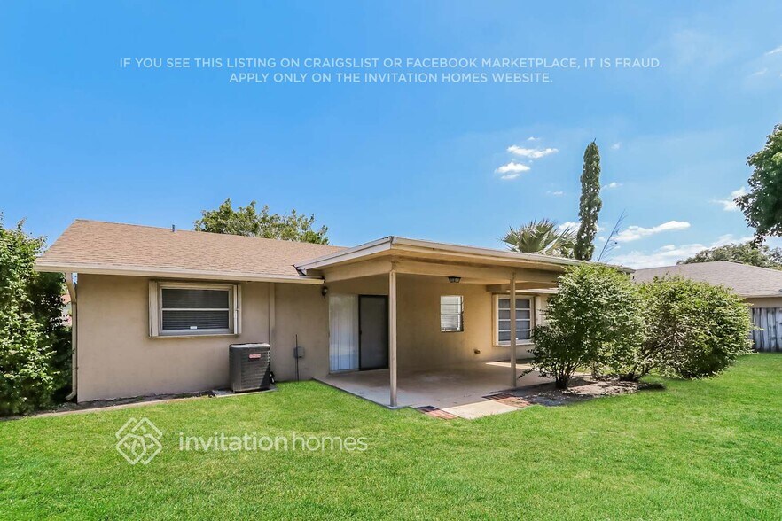 Building Photo - 1132 Essex Dr