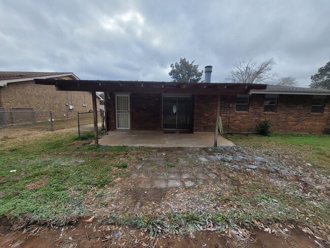 Building Photo - 6205 Pinebrook Dr