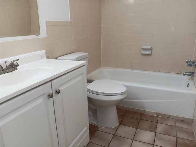 Building Photo - 116 Southwest Jefferson Cir N