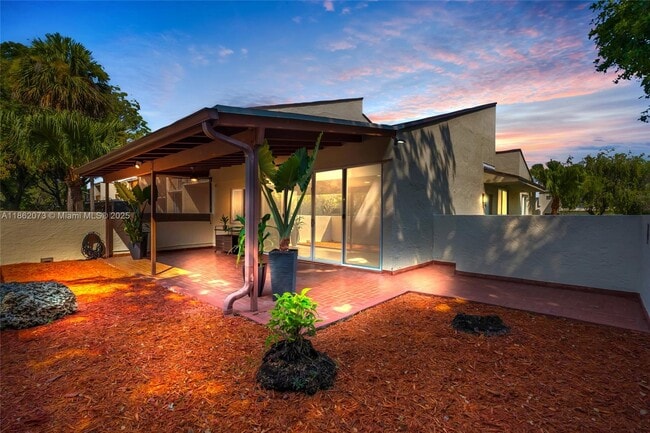Building Photo - 9131 Fontainebleau Blvd