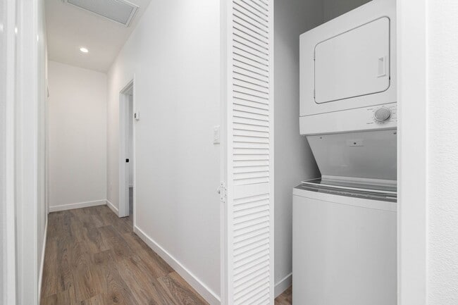 Building Photo - 4bd/2ba home with AC, off street parking and private yard!