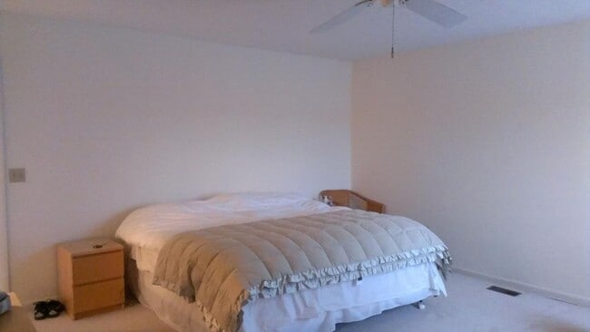Building Photo - Woods Edge End Town Home with 2 Car Garage - Rent TBD
