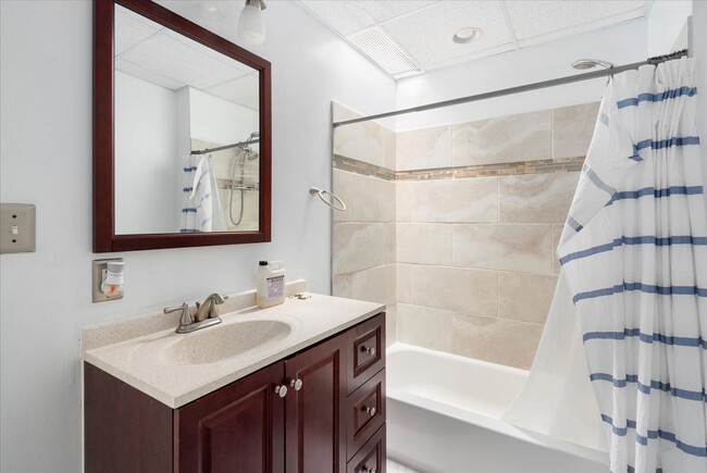 Building Photo - Stylish & Spacious 2 Bed, 1 Bath Home