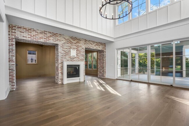 Building Photo - 3311 Skyline Dr