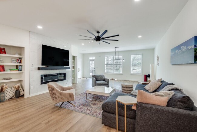 Building Photo - Gorgeous 3/3.5 Townhome Minutes From Downt...