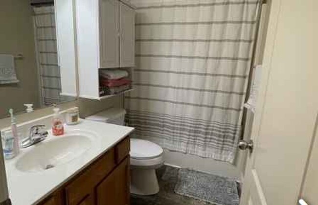 Building Photo - Amazing 2 Bedroom - 1 Bath Condo in Univer...