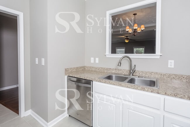 Building Photo - Charming 3 BR, 2.5 BA home awaits new residents