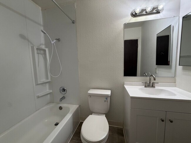 Building Photo - Welcome to this beautifully renovated 2-bedroom, 1-bath home in the desirable Foothill Oaks!