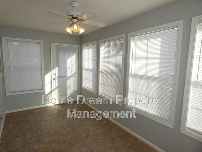 Building Photo - 2623 Van Buren St