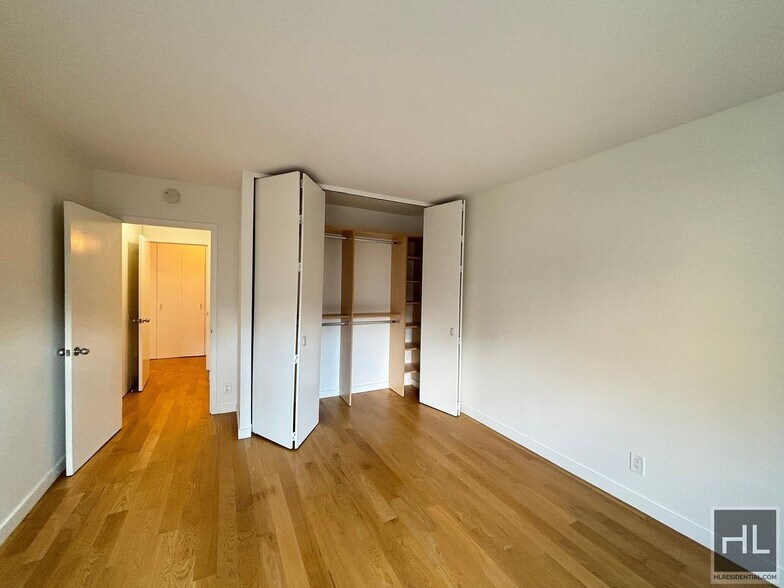 Building Photo - no fee 3 bedroom 2 bathroom with laundry -...