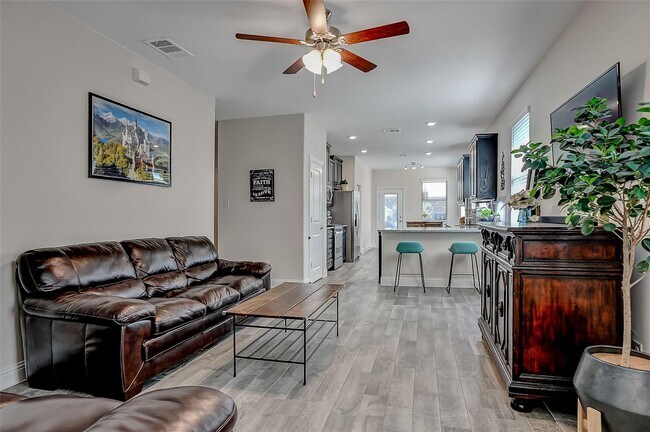 Building Photo - 3 Bed rooms and 2 baths, large master closet. Vinyl garage floor coating is just one of the many ...