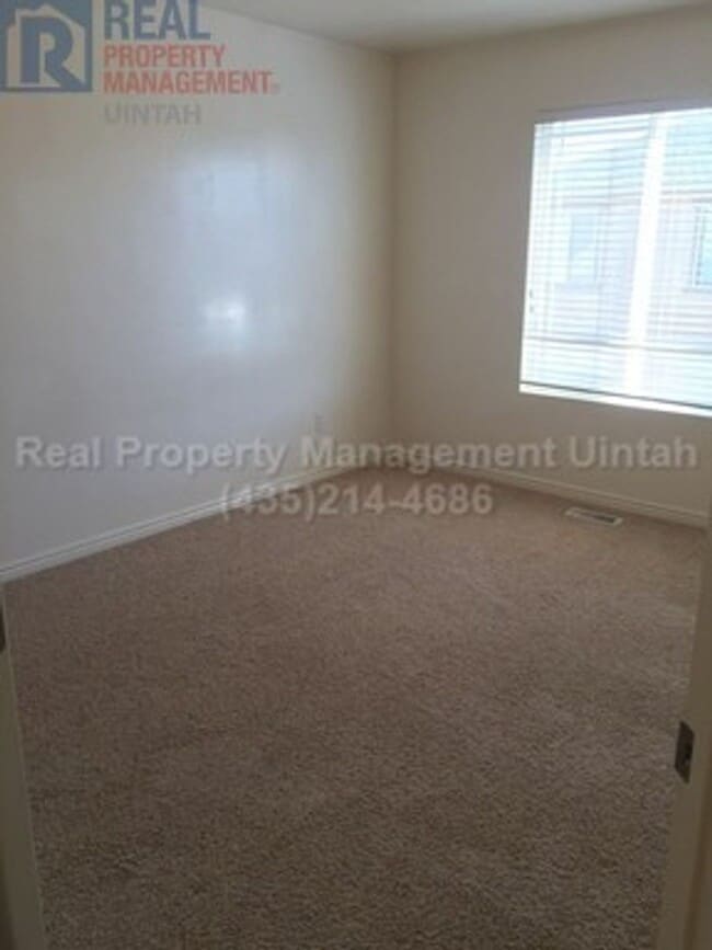 Building Photo - 3 Bed 2.5 Bath Townhome in Split Mountain.