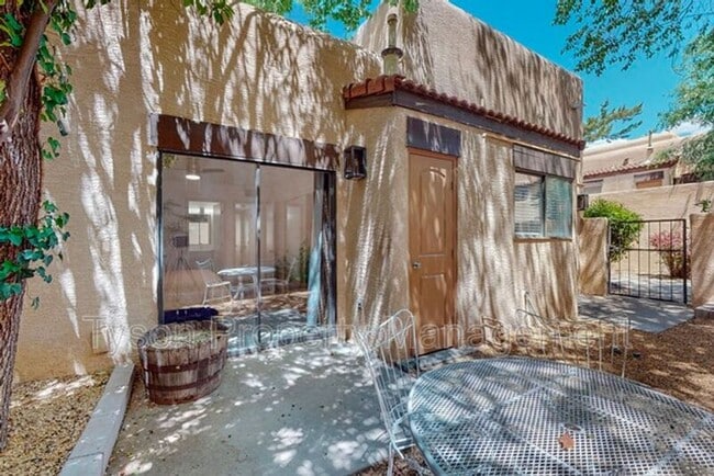 Building Photo - 10205 Las Casitas St NE