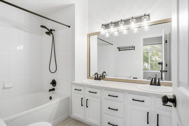 Building Photo - Updated Two Bedroom Condo in Great Location - Community Pool