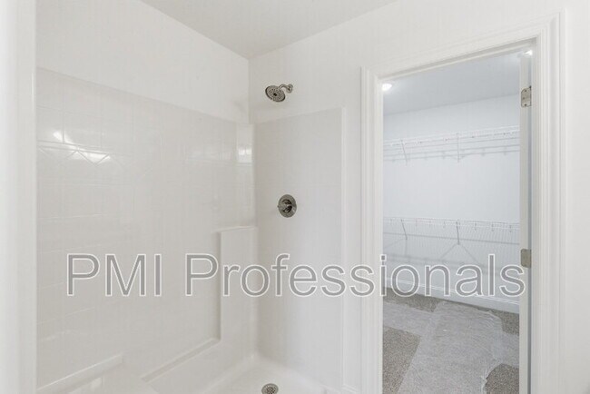 Building Photo - 406 Legends Court