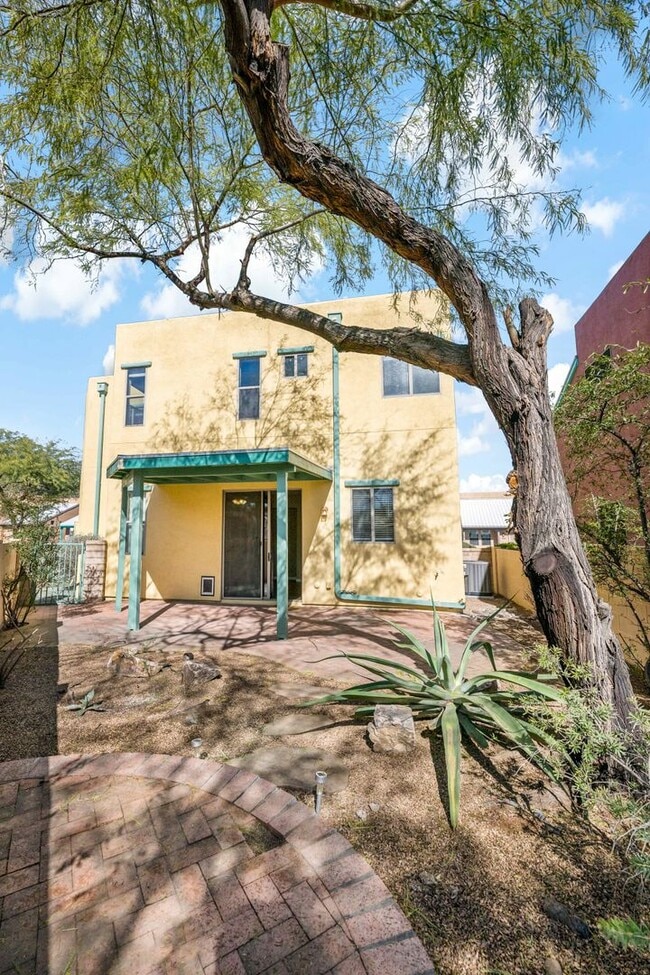 Building Photo - Paseo Estrella Gem at the base of Tucson icon A mountain! Minutes away from DownTown Tucson!