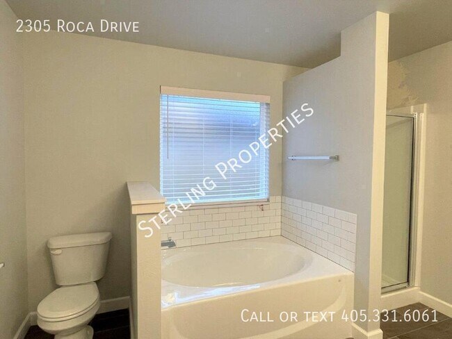 Building Photo - 2305 Roca Dr