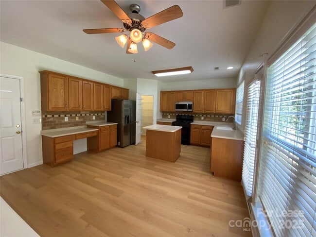 Building Photo - 9901 Hazelview Dr