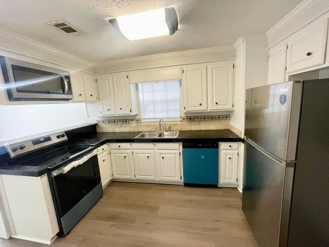 Building Photo - Charming 3 Bedroom Home in Brandon 047 – Great Location- Recently Renovated!