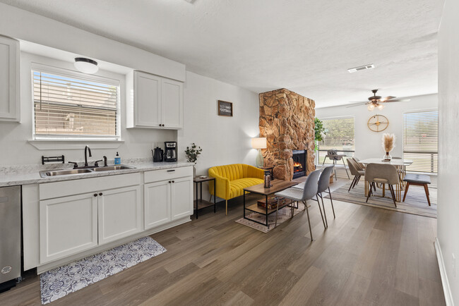 Building Photo - 4136 Willow Oak St