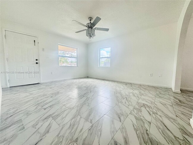 Building Photo - 526 SW 7th Ct