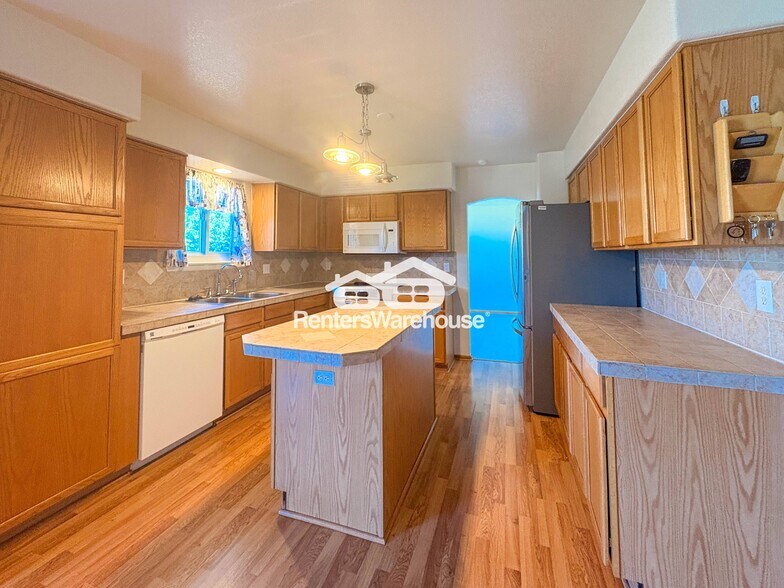 Building Photo - 4392 Deephaven Ct