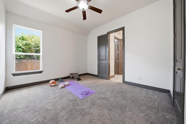 Building Photo - 8729 Vantage Point Dr