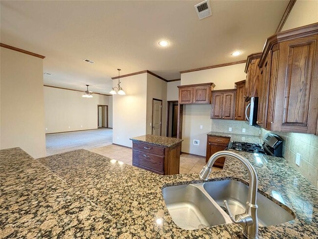 Building Photo - 609 Sally Ct