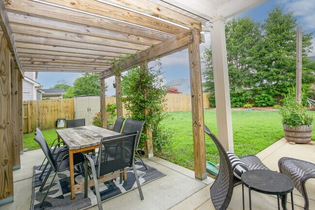 Building Photo - "Charming 3-Bed Home with Granite Elegance on Nessee Street, Fayetteville!"