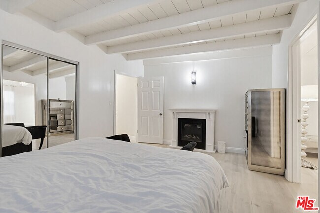 Building Photo - 9209 Paramount Blvd