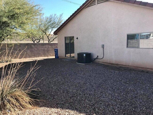 Building Photo - Spacious 3-bedroom plus den in North Phoenix