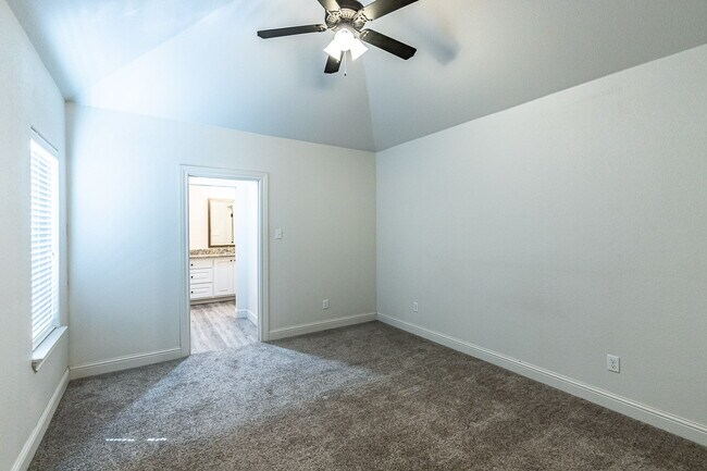 Building Photo - "Charming 3-Bedroom Duplex with 2 Full Baths and 1500 Sq Ft of Comfortable Living in Lubbock!"