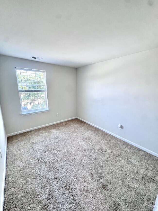 Building Photo - NEWER THREE BEDROOM TOWNHOME