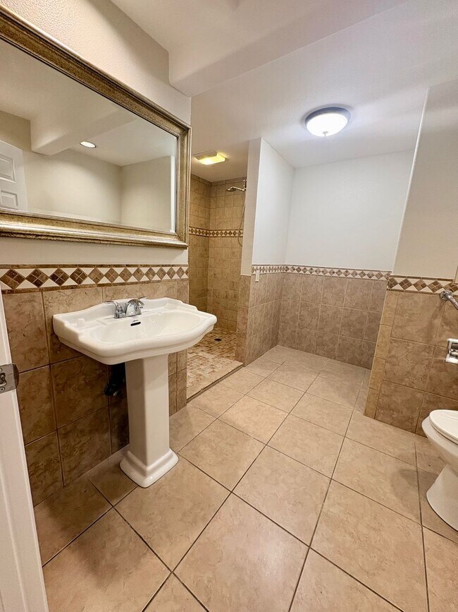 Building Photo - $1500 Off First Month! Remodeled Shoreline Home