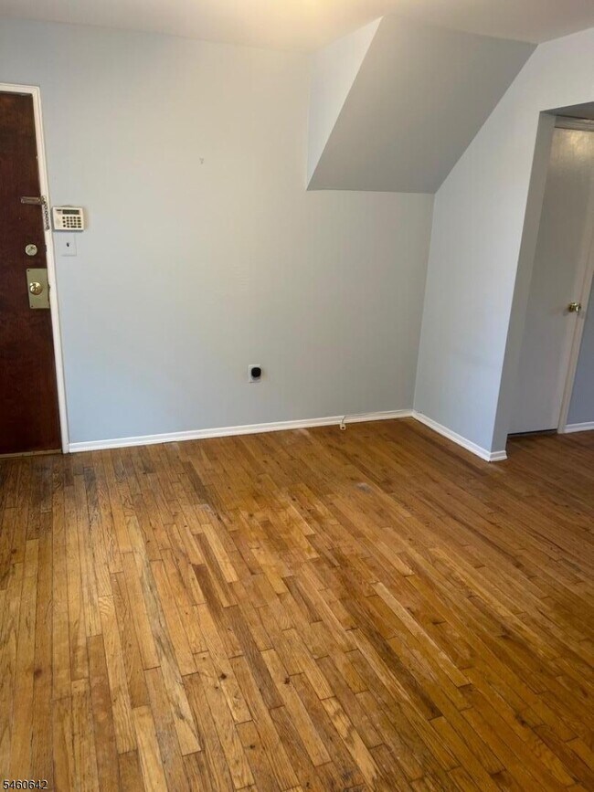 Building Photo - 1105 N Oaks Blvd